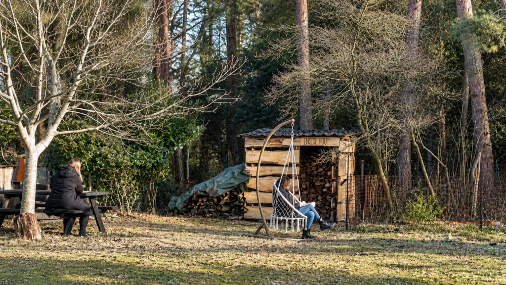 Twee ondernemers genieten van rust en ruimte in de natuur bij Bos Ruimte in Zundert, tijdens het Ondernemersvuur.